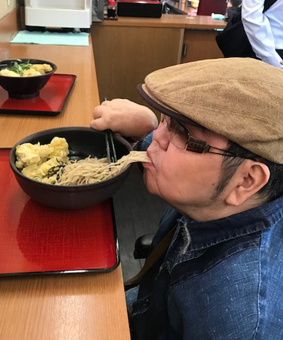 山下純一蕎麦を食べる写真